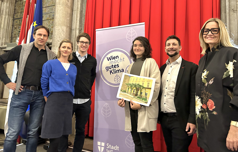 Das siegreiche WKH-Forschungskonsortium (v.l.n.r.) vertreten durch Jürgen Preiss (MA22), Doris Allerstorfer und Johannes Godler (tatwort), Ines Otter (Grün statt Grau) und Sigrid Mayer (EIGENSINN) mit BV Markus Rummelhart (2.v.r.) © EIGENSINN